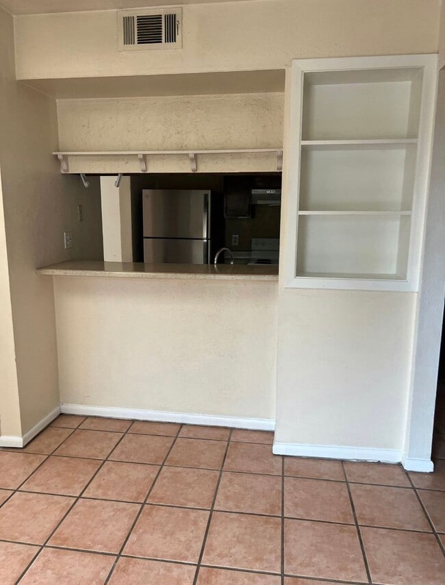 Building Photo - 1 Bedroom east side condo!