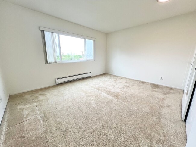 Building Photo - Top Floor 1 Bedroom Bixby Park Top Floor C...