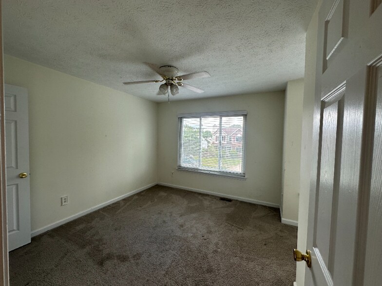 Building Photo - 910 Monitor Ct