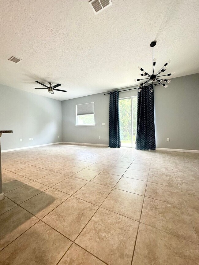 Building Photo - Modern 3-Bedroom Townhome in Gated Communi...