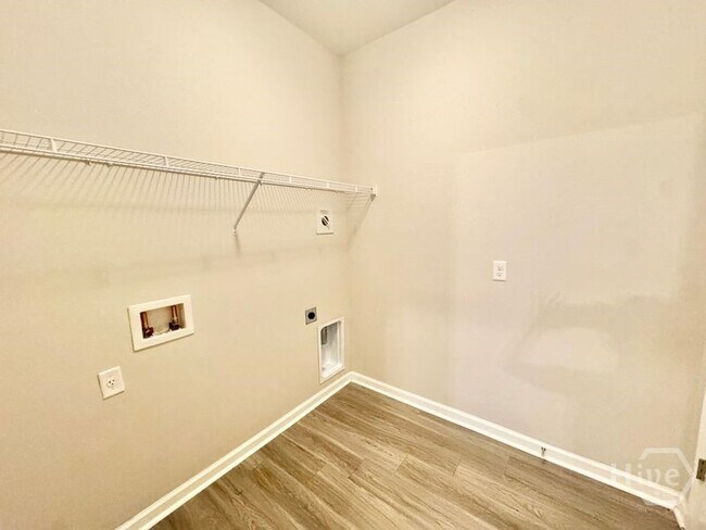 Building Photo - 31 Ainsdale Dr