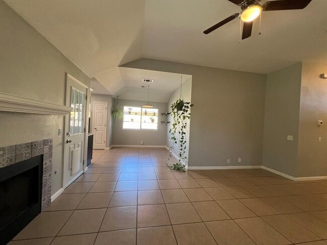 Building Photo - 223 Dana Dr