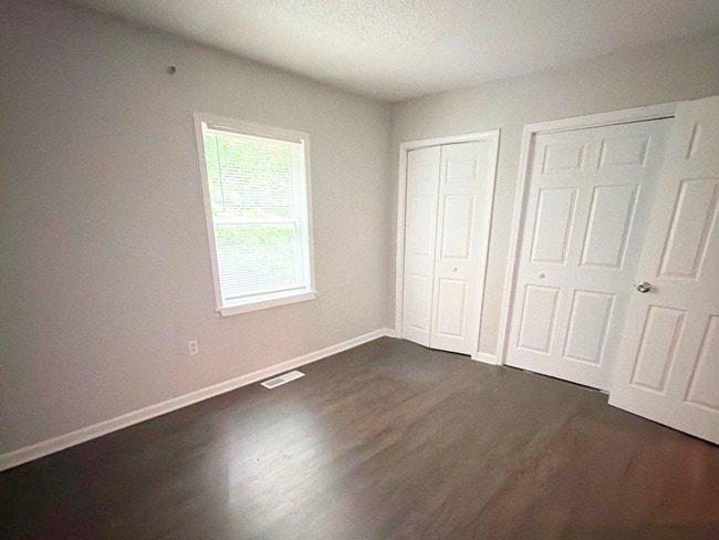 Building Photo - Beautifully Renovated 2 Bed / 1.5 Bath Townhome – Move-In Ready!