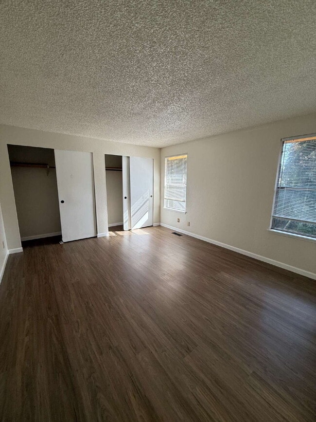 Building Photo - "Charming 3-Bedroom Home with Cozy Firepla...