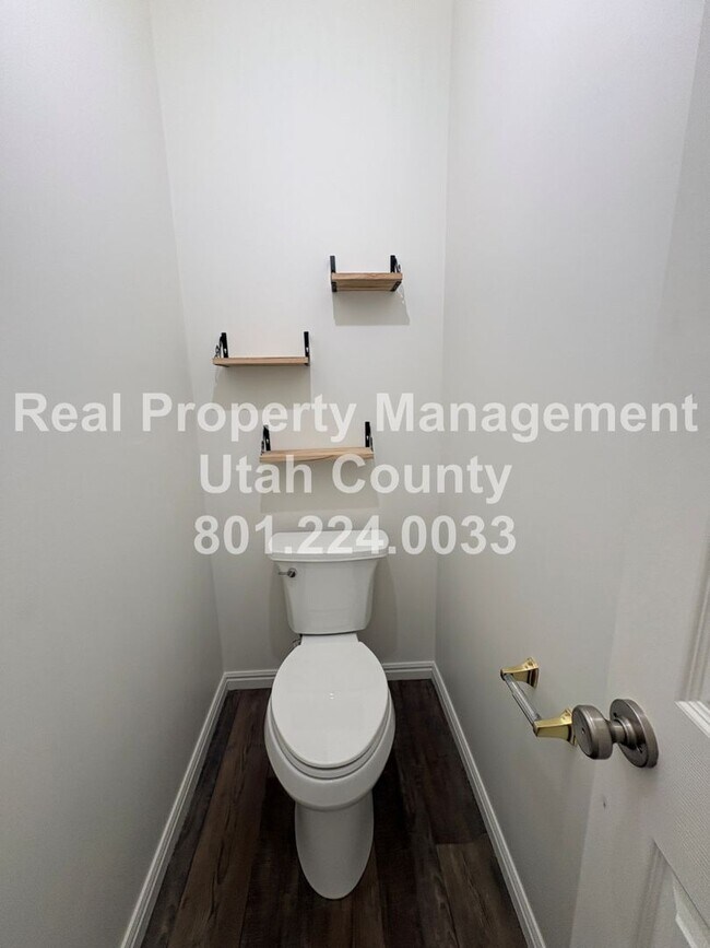 Building Photo - Large and Spacious 4 Bedroom Home!