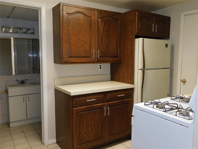 Building Photo - 11 Rensselaer Dr