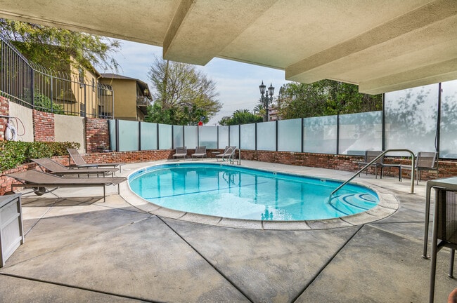 Building Photo - 2260 N Cahuenga Blvd
