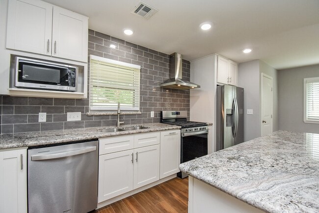 Building Photo - 7926 Ridgeview Dr