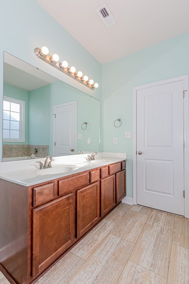 Building Photo - Townhome For Rent!