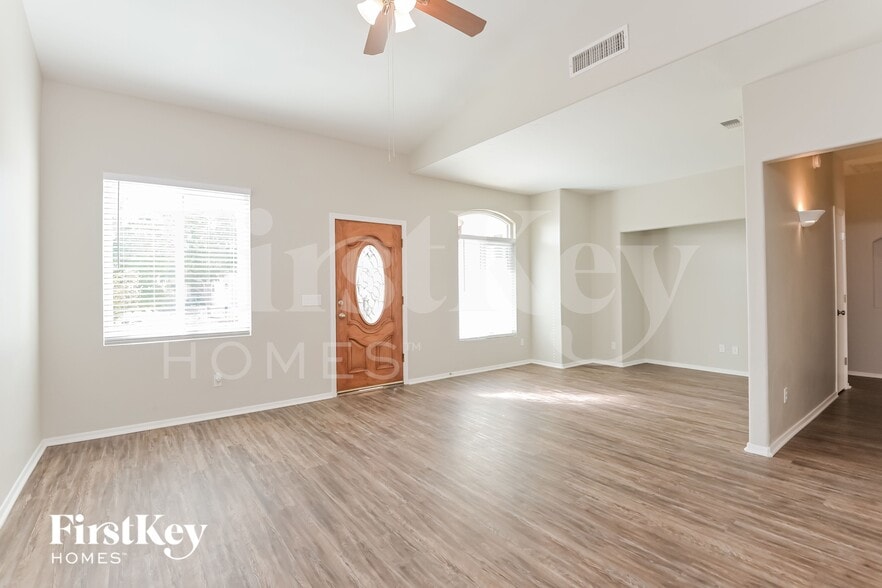 Building Photo - 2920 W Calle Lucinda