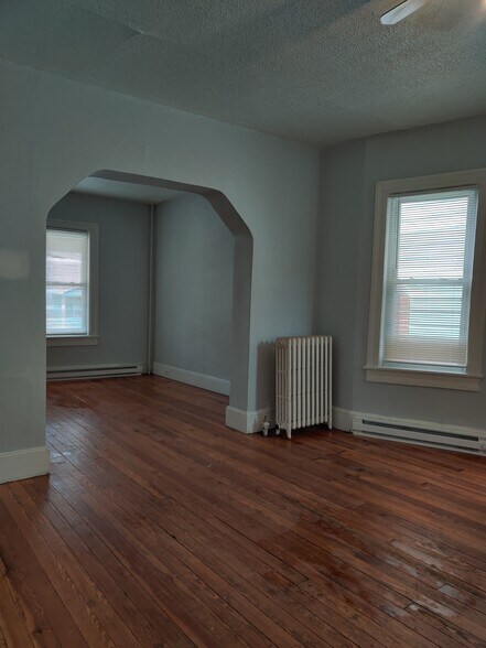 Building Photo - 915 W Elm St