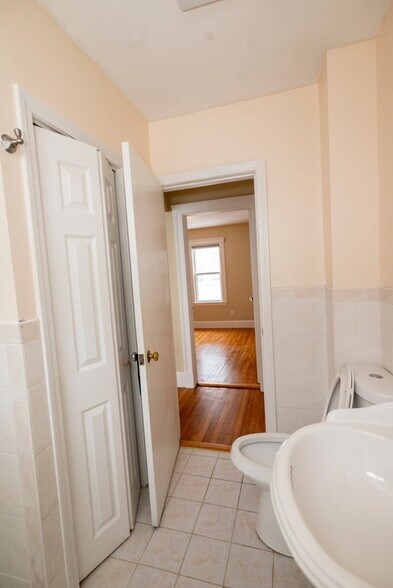 Building Photo - 15 Wheelwright Rd