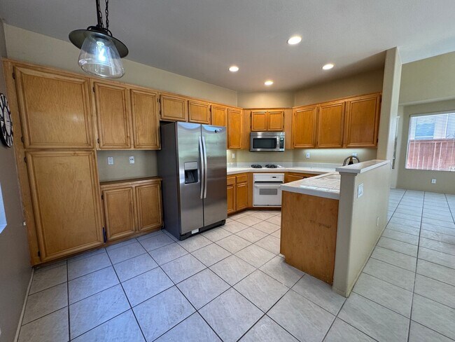 Building Photo - Rent a Beautiful Home Backing the Golf Cou...