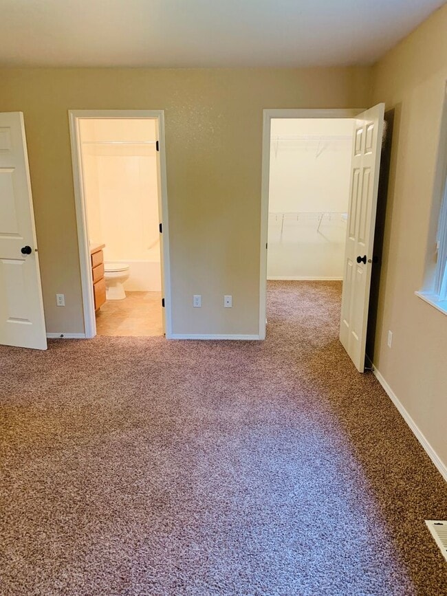 Building Photo - Single Level - 3 Bed - 2 Bath - Pet Friendly