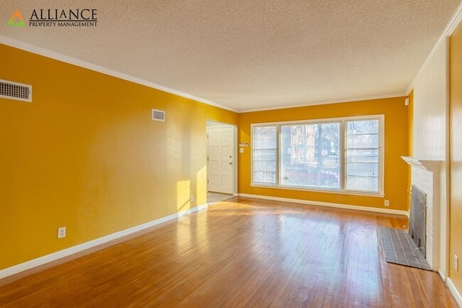 Building Photo - Amazing Home Near City Park and Campus!