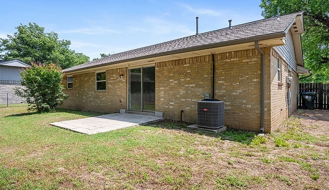 Building Photo - Spacious 3BD, 2BTH Home Right off 12th AVE Minutes from the highway and 5 Minutes from OU Campus!