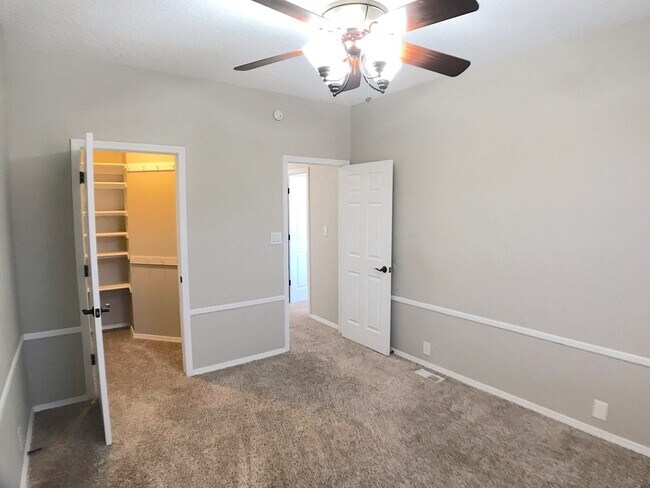 Building Photo - Stunning 4 bedroom in La Cueva area. Spacious layout. Refrigerated air! Extra Space!