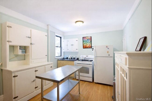 Building Photo - 1080 Warburton Ave