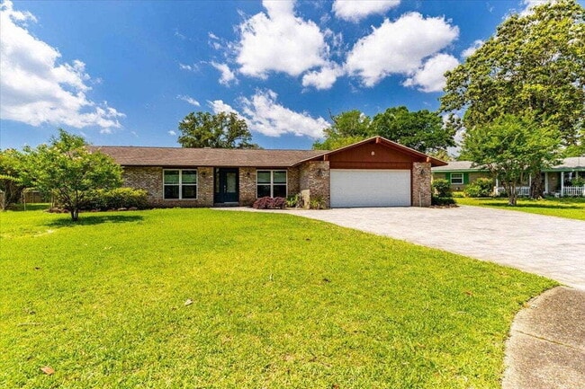 Building Photo - "Charming 3-Bed Oasis with Private Pool in Fort Walton Beach!"