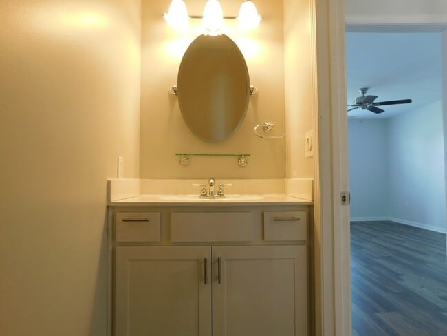 Building Photo - Townhouse in Newport