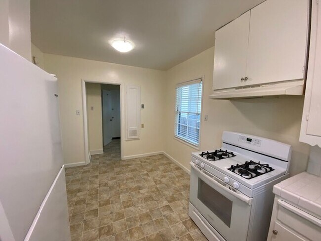 Building Photo - 916 Lighthouse Ave