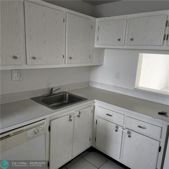 Building Photo - 8060 S Colony Cir