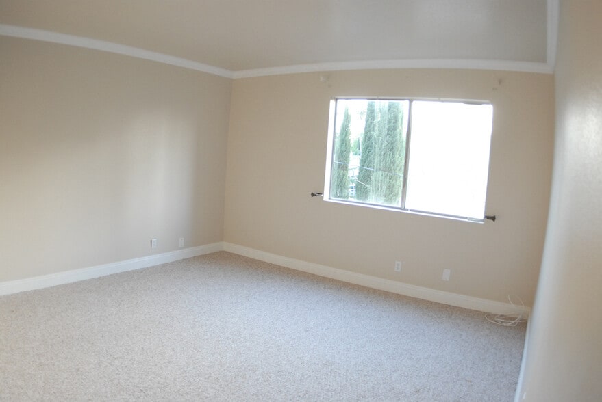 Large Bedroom - 4705 Kester Ave