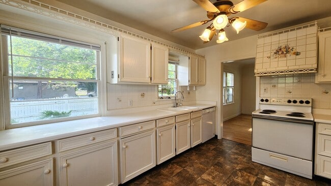 Building Photo - Beautiful University Area Home