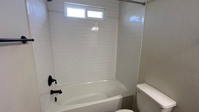 Building Photo - Lynwood Village Townhome - Move-in Ready