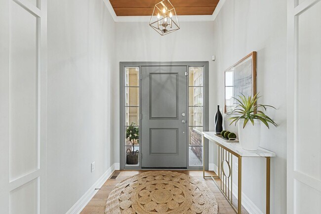 Building Photo - Luxury Home - Month-to-Month or 6-month Le...
