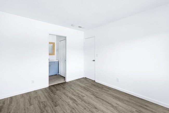 Building Photo - Move in Special $500 Deposit and Two Month...