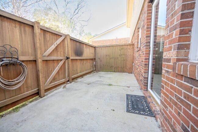 Building Photo - 415 Parkdale Dr