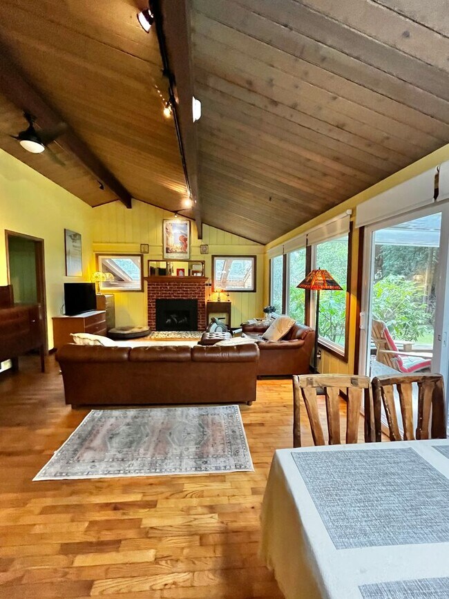 Building Photo - Well Maintained, Cozy, Furnished, Hansville Home on 3/4 Acre Lot!