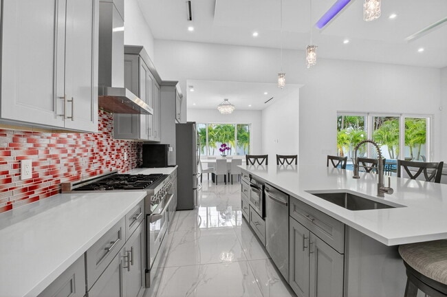 Building Photo - 711 NE 6th St