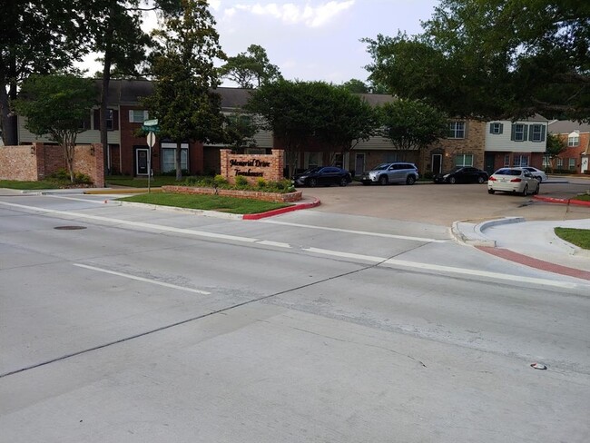 Building Photo - 12605 Huntingwick Dr
