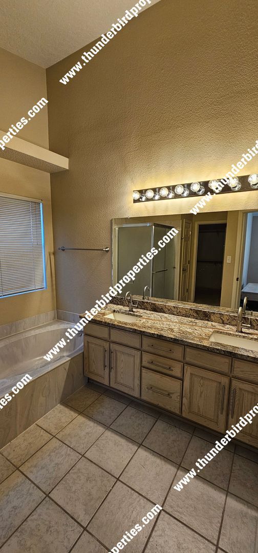 Building Photo - Charming NW 4 Bedroom Home - $500 off first month's rent