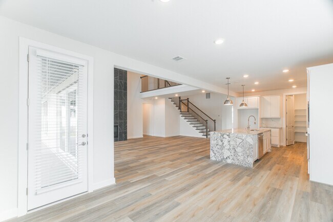 Building Photo - 11 Mariposa Wds Dr