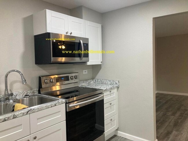 Building Photo - Single-Family Home: 3 bed, 2 bath