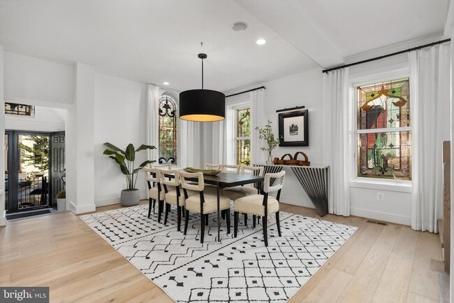 Building Photo - 1015 D St NE