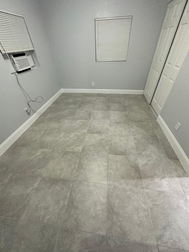 Building Photo - Fully Renovated 1/1 Available for Immediate Rent!
