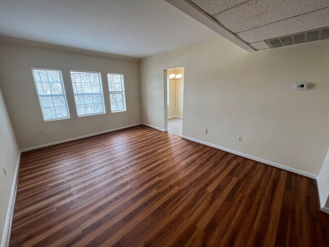 Building Photo - Large 2 bedroom, 1 bathroom condo, just mi...