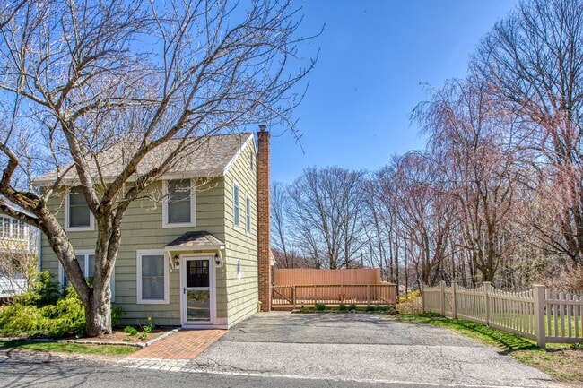 Building Photo - Lovely 2 Bedroom Single Family Home in Historic Monroe District