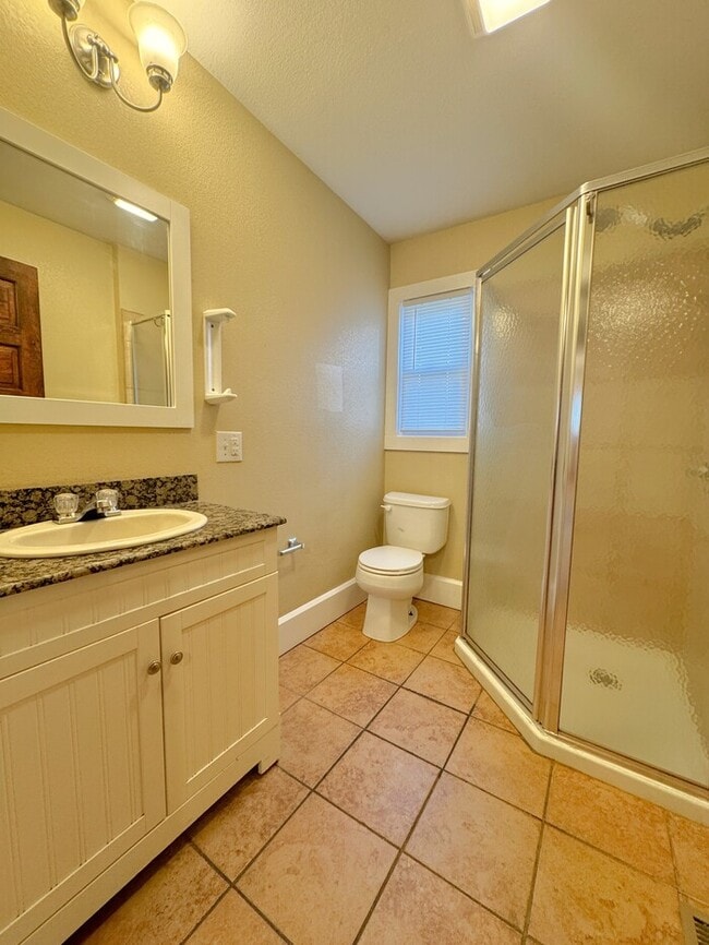 Building Photo - 6 Bedroom on Campus