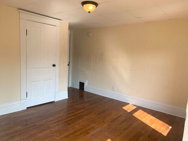 Building Photo - Large 4 Bedroom home!