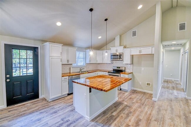 Building Photo - 211 Bumgarner Ave