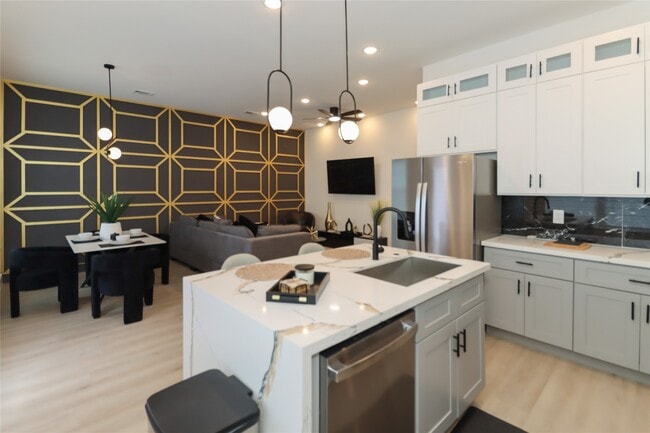 Building Photo - 4902 Higgins St