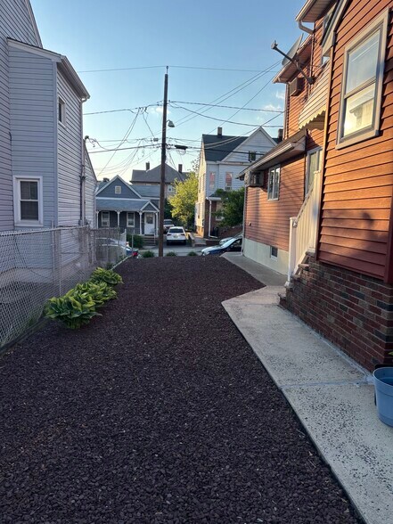 Building Photo - 76 Boiling Springs Ave