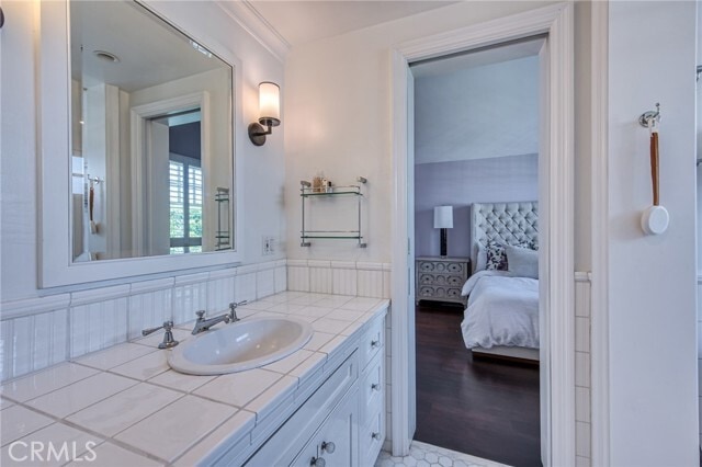 Building Photo - 325 Poppy Ave