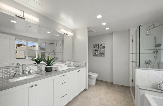 Building Photo - 555 Front St