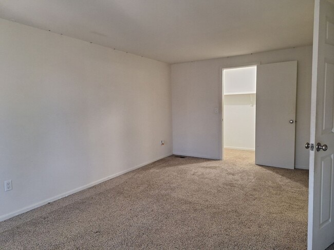 Building Photo - Charming Chesterfield Townhouse